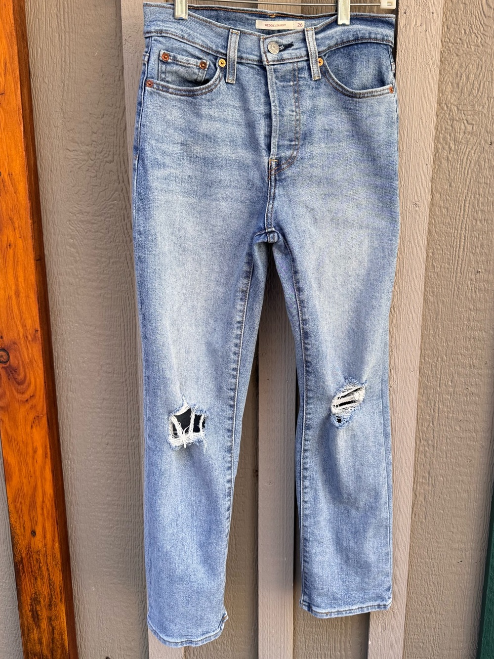 Levi's Wedgie Straight Jeans 26 High Rise Distressed Knee Button Fly Light Wash